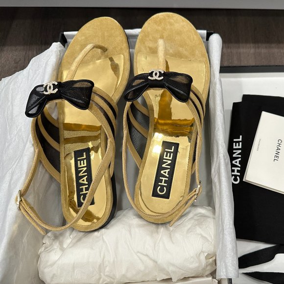 Chanel 24 Caramel Camel Brown Beige CC BLACK BOW LOGO Gold Sandals 40 - Picture 3 of 16